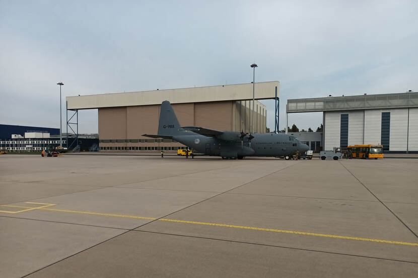 C-130-transportvliegtuig voor gebouwen in Soedan.
