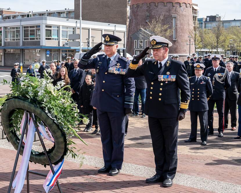 Panglima Angkatan Bersenjata Jenderal Onno Eiselsheim dan Panglima Angkatan Laut Wakil Laksamana René Doss meletakkan karangan bunga di peringatan 'Jatuh' di Den Helder.