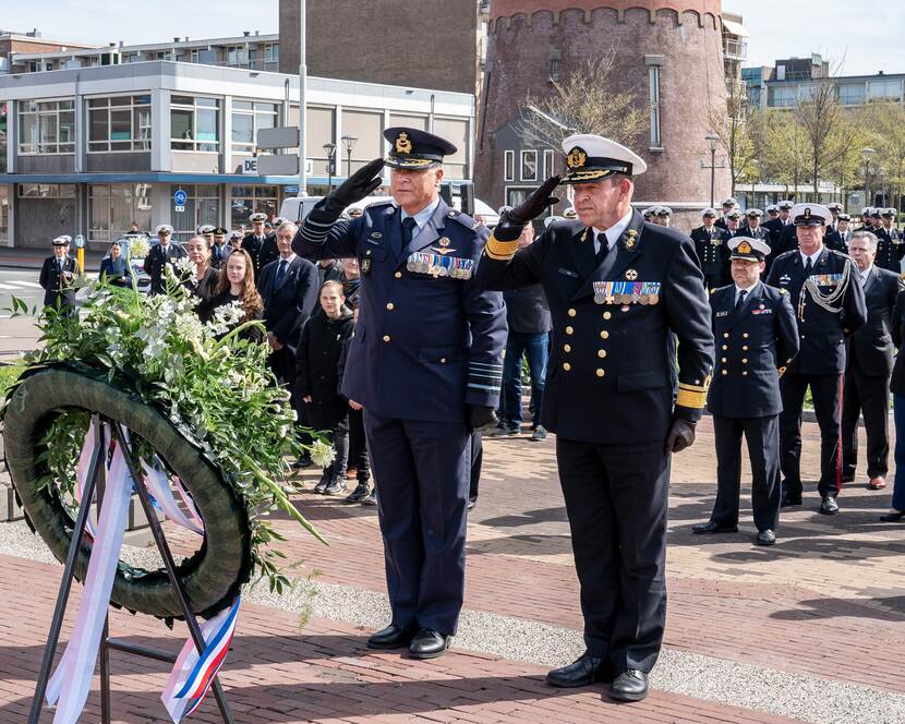 Commandant der Strijdkrachten generaal Onno Eichelsheim en Commandant Zeestrijdkrachten viceadmiraal René Tas salueren na de kranslegging bij Het monument ‘Voor hen die vielen' in Den Helder.