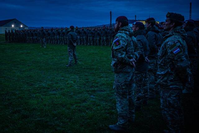 Militairen staan opgesteld bij de herdenking in Roemenië.