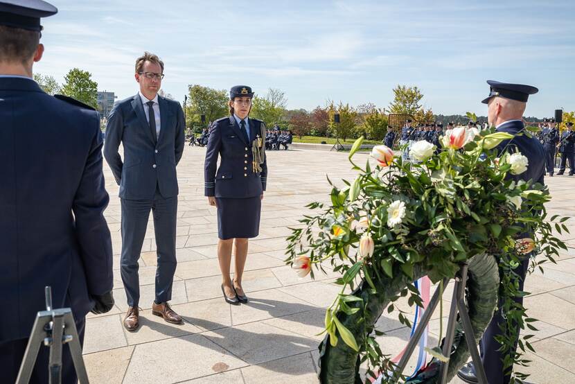 De staatssecretaris bij een herdenking.