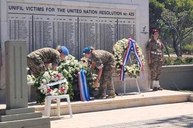 In Libanon leggen 2 militairen een krans voor omgekomen Nederlandse blauwhelmen.