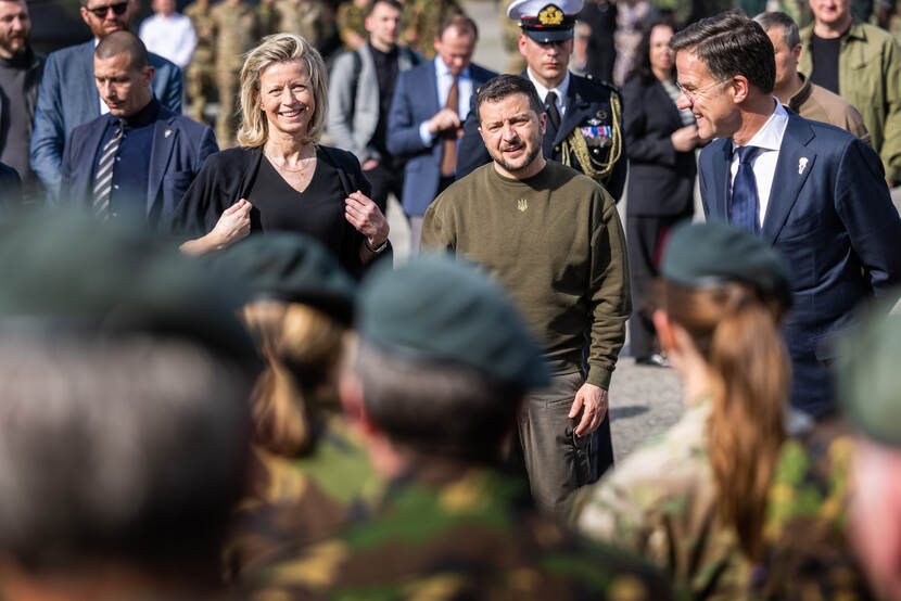 President Zelensky, Premier Rutte en minister Ollongren omringd door Defensiepersoneel en burgerpersoneel.