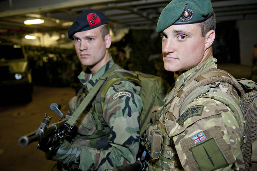 Een Nederlandse marinier met een Britse collega.