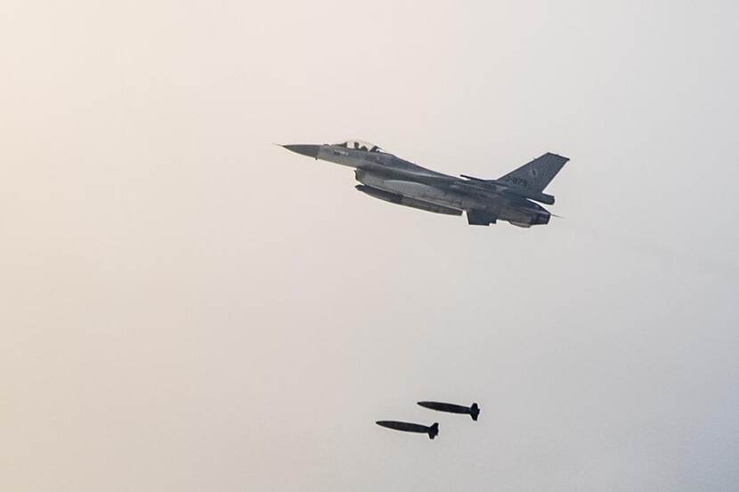 Een F-16 laat bommen vallen.