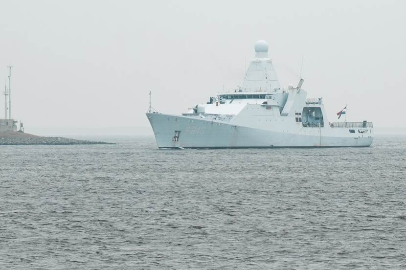 Zr.Ms. Holland vaart haven binnen.