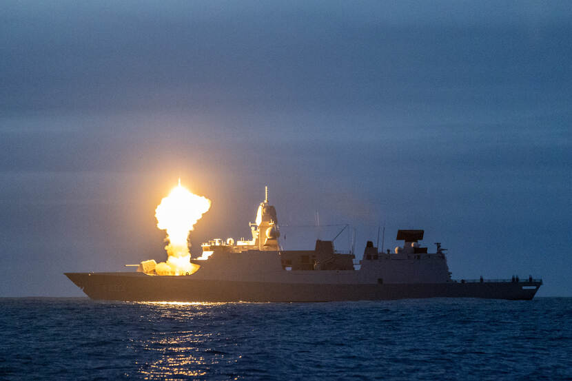 Zr.Ms. Tromp vuurt raketten af tijdens Formidable Shield.