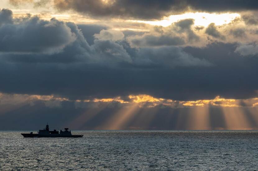 Marineschip op zee.