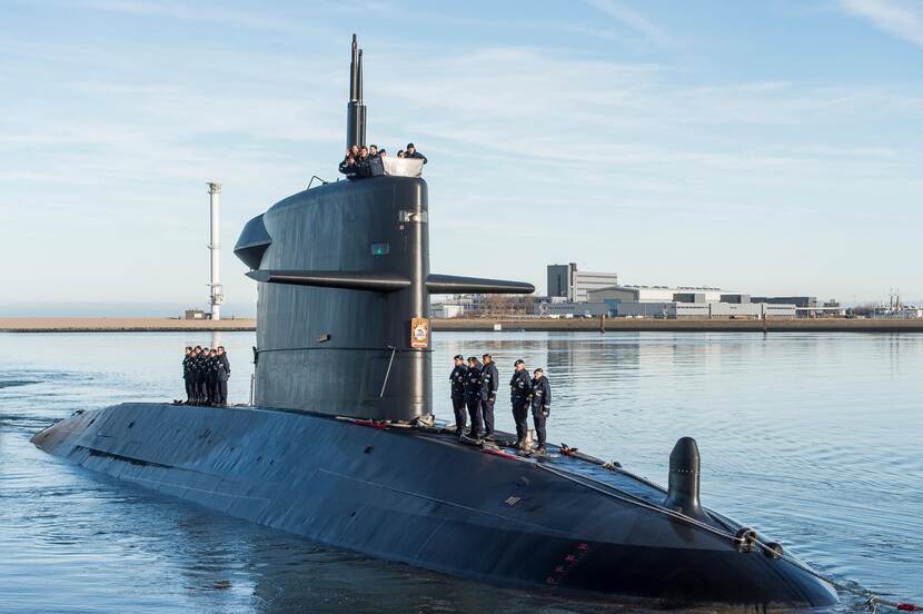 Onderzeeboot met boven op de bemanning.