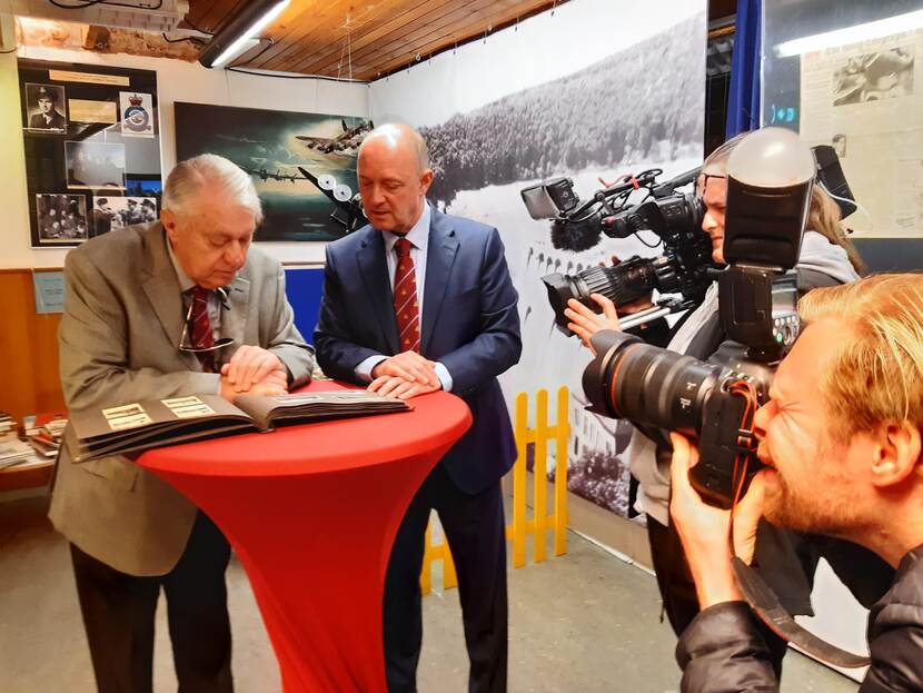 Lewis Burpee bekijkt de unieke foto's.