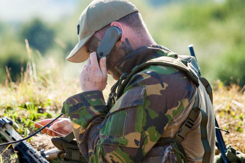 Een militair met een radio.