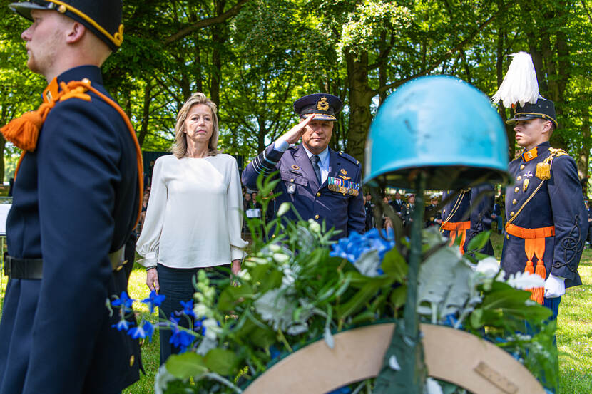 De minister en CDS bij een kranslegging.