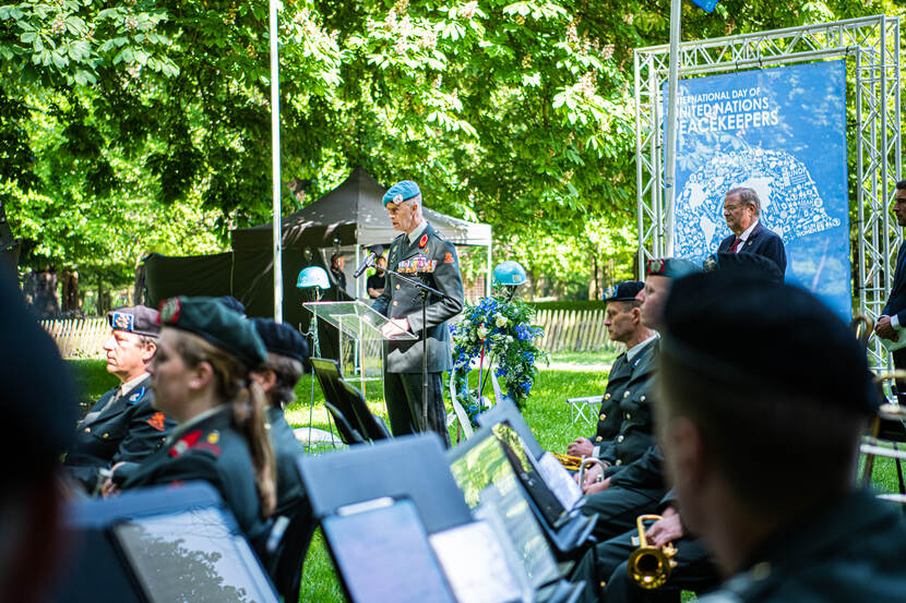 Een speechende generaal.