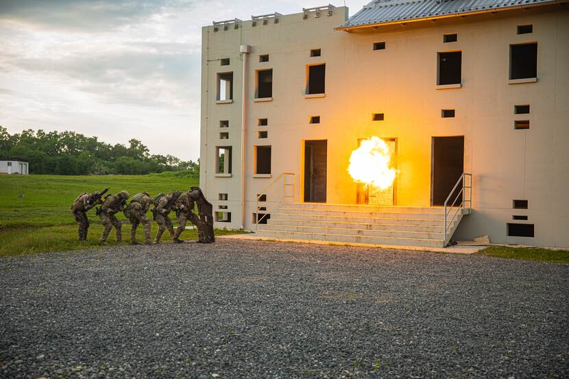 Militairen staan voor pand. Explosie bij ingang.