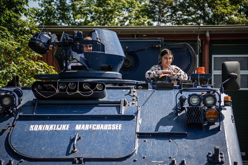 2 kinderen in een voertuig van de marechaussee.