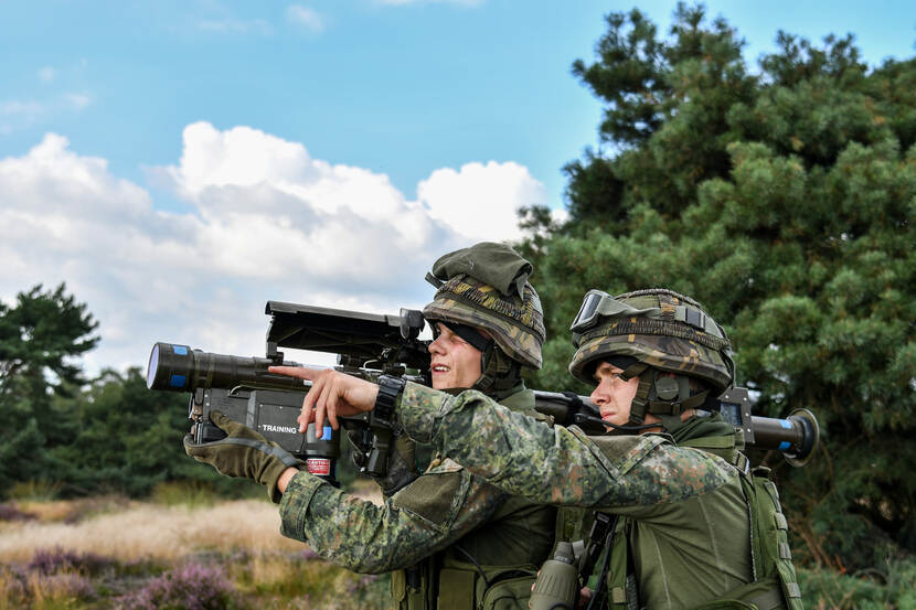 2 militairen met een Stinger-luchtdoelraket.