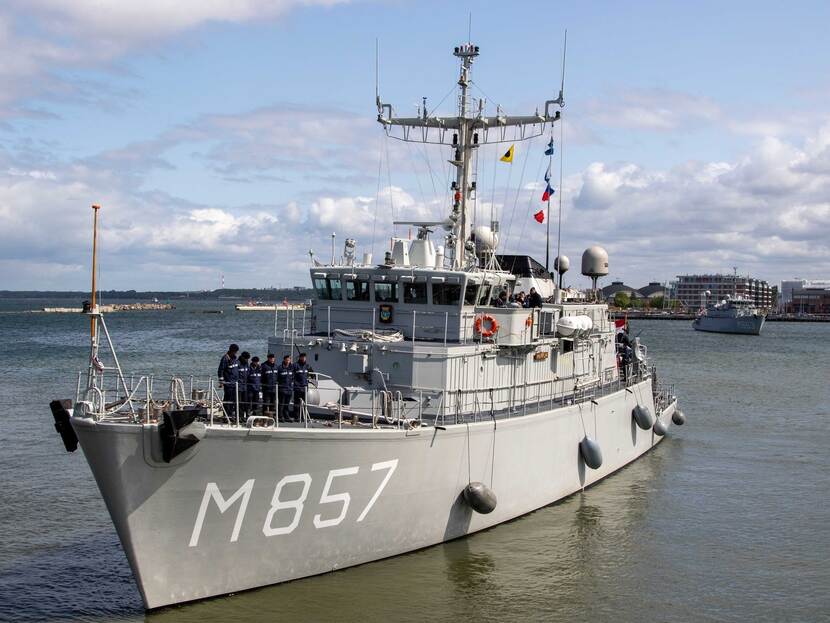 De mijnenjagers Zr.Ms. Makkum en Zr.Ms. Vlaardingen (achterste).