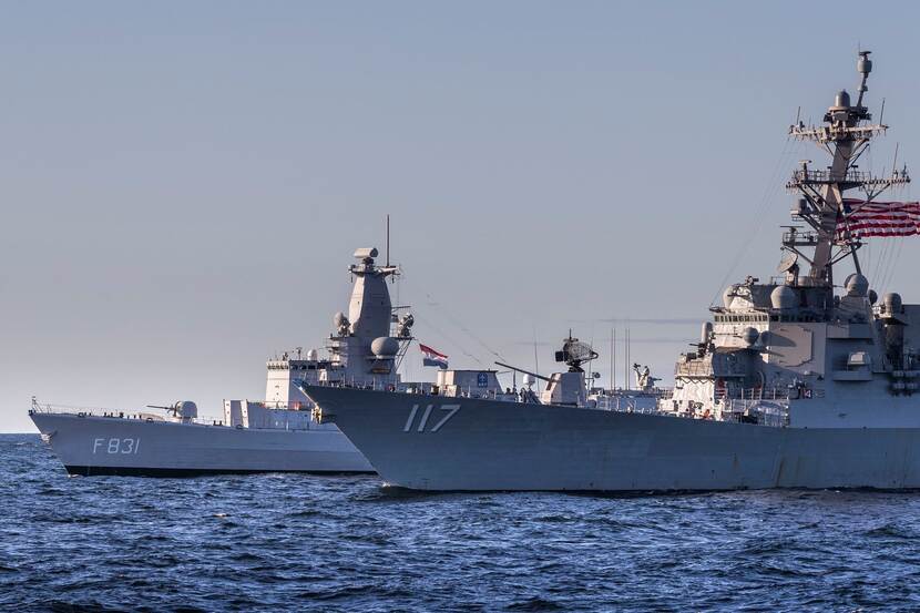 Zr.Ms. Van Amstel en de Amerikaanse destroyer USS Paul Ignatus (voor).