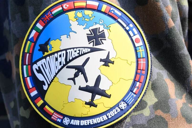 Embleem Air Defender 2023, met de tekst Strong together.