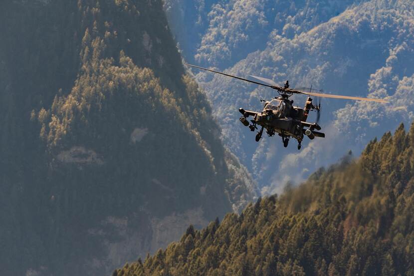 Archieffoto van een Apache in de bergen in het Italiaanse Aviano.