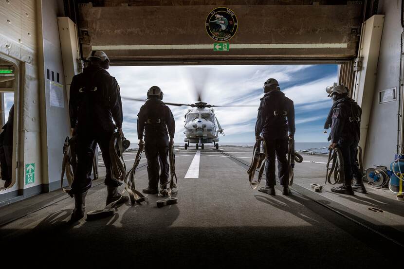 NH90-helikopter landt aan boord van schip.