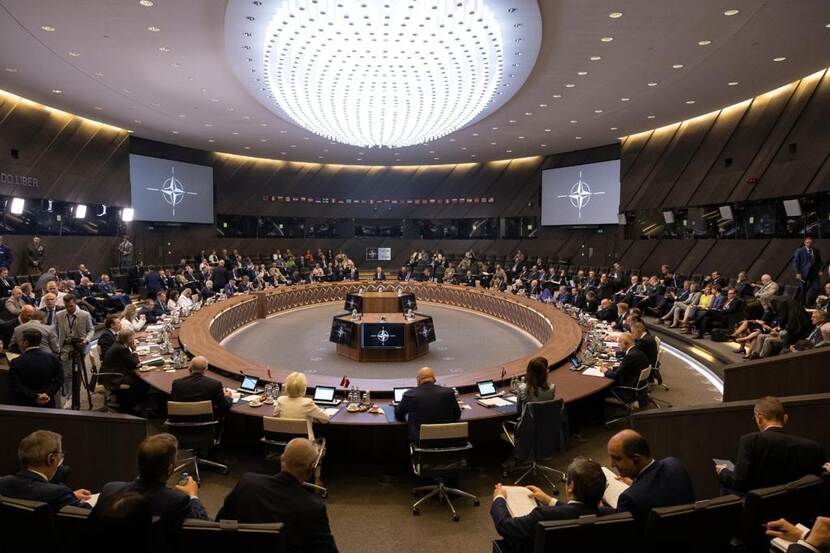 Ministers aan ronde tafel bij NAVO-vergadering.