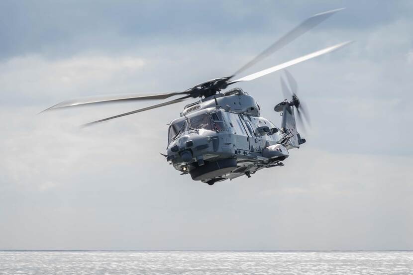 Archieffoto van een NH90, vliegend boven zee.