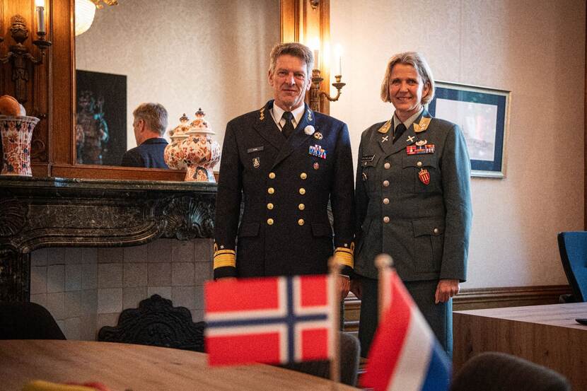 De Noorse Elisabeth Michelsen naast plaatsvervangend Commandant der Strijdkrachten viceadmiraal Boudewijn Boots.