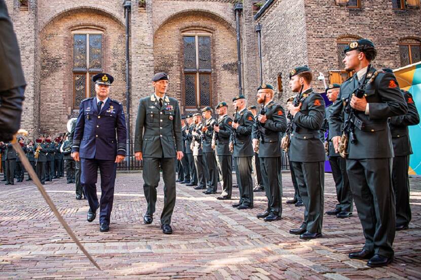 Militairen opgesteld voor inspectie.