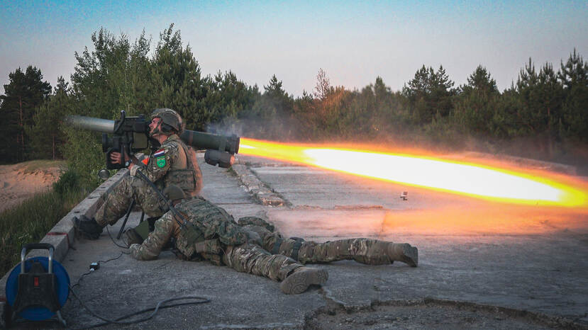 2 militairen vuren met een draagbare Spike LR antitank-raketsysteem.