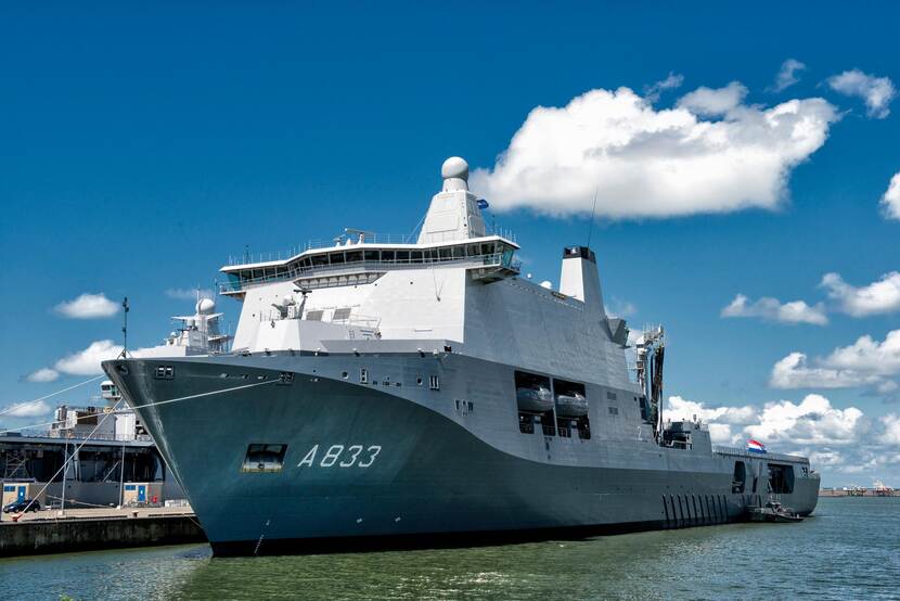 Archieffoto van Zr.Ms. Karel Doorman.