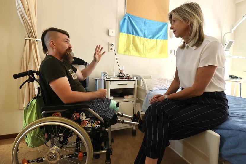 Ollongren in gesprek met een revaliderende Oekraïense militair.