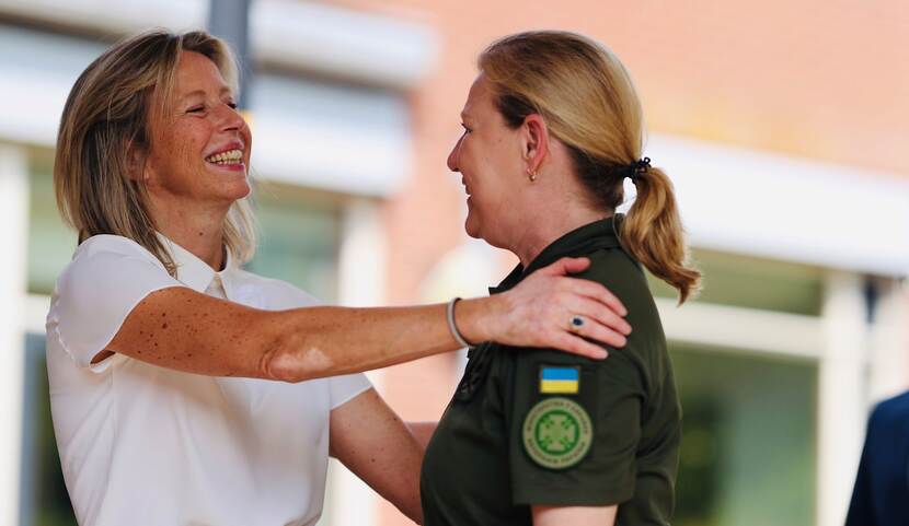 Een warm welkom van Ollongren voor haar Oekraïense collega van Veteranenzaken Yulia Laputina.