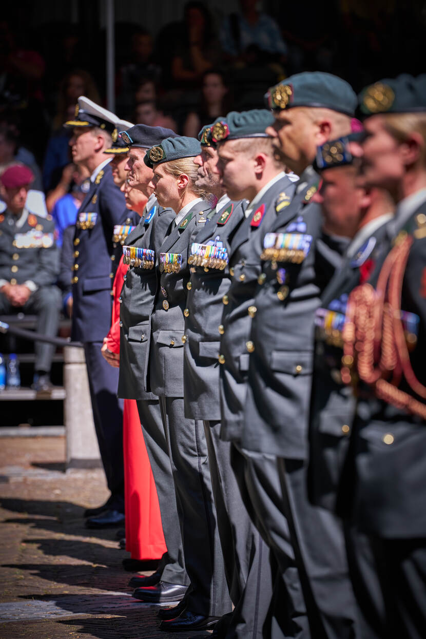 Rij veteranen staan klaar om hun onderscheiding te ontvangen..