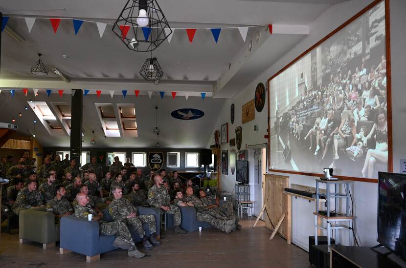 Militairen kijken naar een groot projectiescherm.