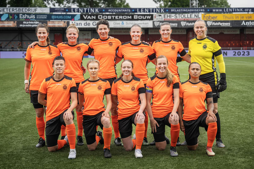 Een teamfoto van voetbalsters.