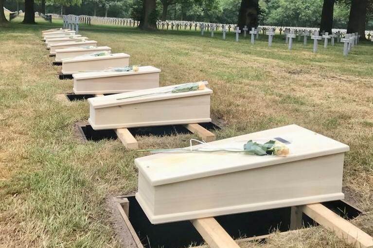 10 doodskisten op een rij op de Duitse Militaire Begraafplaats in Ysselsteyn.