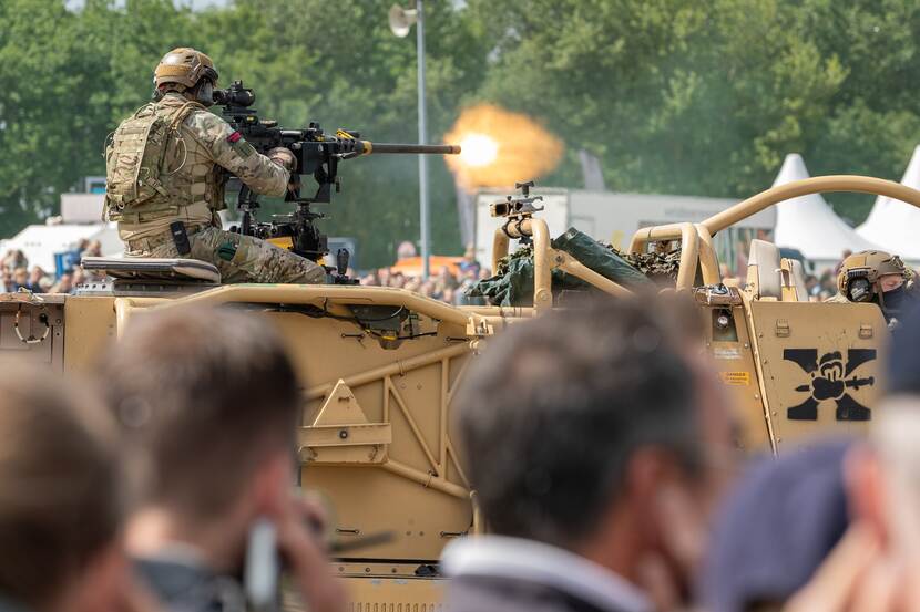 Britse Royal Marine Commando op een militair voertuig.