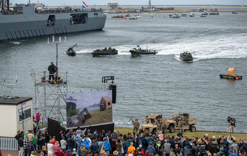 Demonstrerende mariniers in de marinehaven.