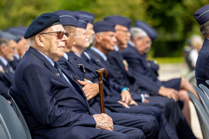 Oude mannen van de luchtmacht zitten op een rij.