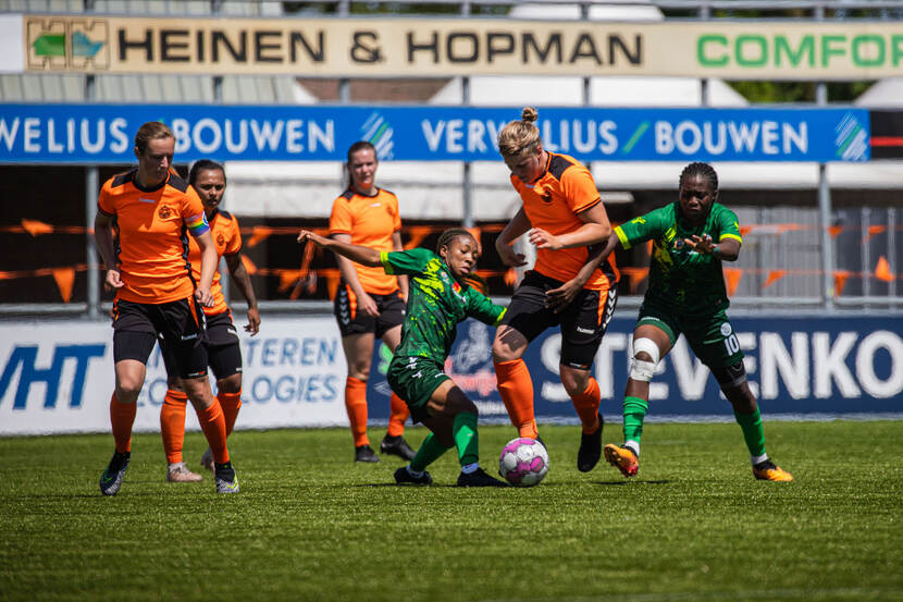 Voetbalvrouwen in actie op militair WK.