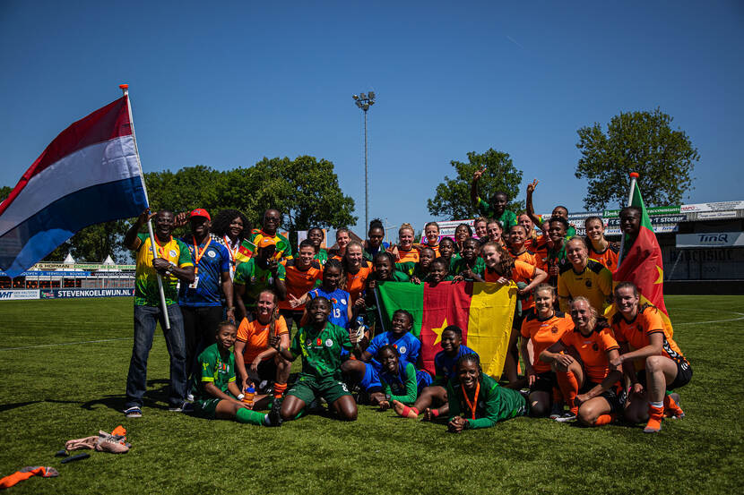 Groepsfoto van het vrouwenvoetbalteam.