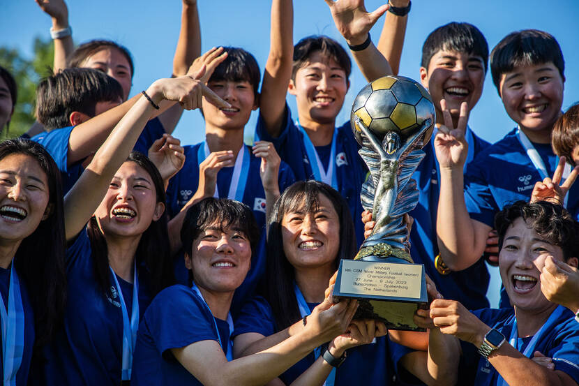 Het Koreaanse team met de beker.