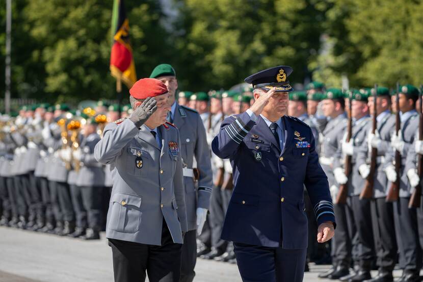 Generaal Carsten Breuer en generaal Onno Eichelsheim inspecteren de troepen.