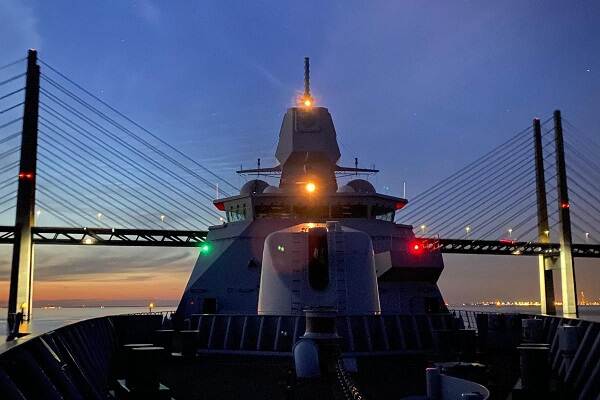 Zr. Ms. De Zeven Provinciën vaart onder de Sontbrug door.