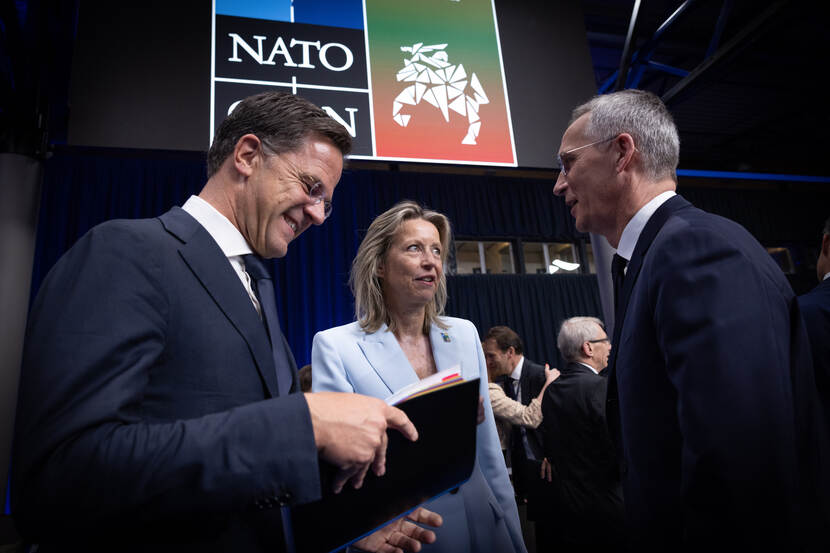 Bewindslieden tijdens een NAVO-top.