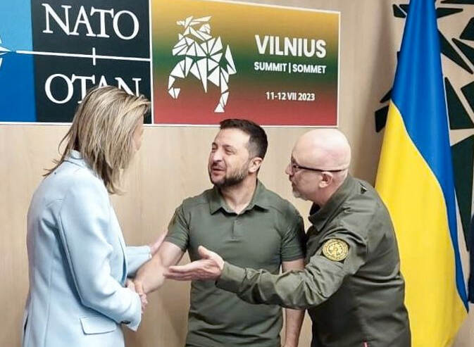 Kajsa Ollongren ontmoet de Oekraïense president Zelensky en defensieminister Reznikov op de NAVO-top in Vilnius.