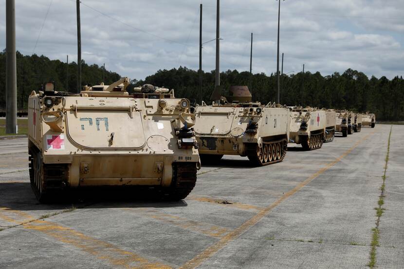 Rij M113's rijden achter elkaar.