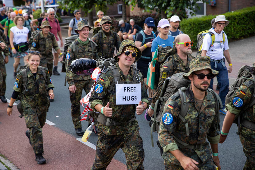 Wandelaars tijden de 4Daagse.