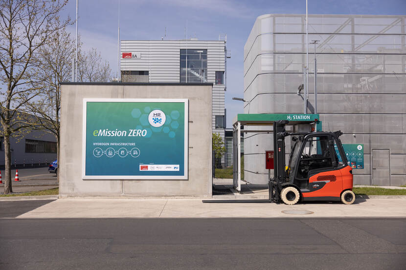 Een waterstofvorkheftruck bij een vulstation.